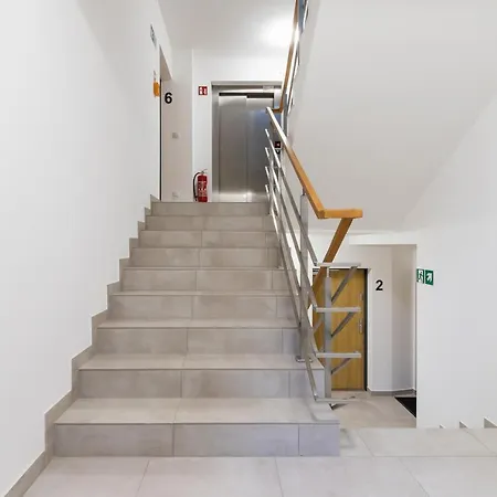 Bogdanskiego By Renters Apartment